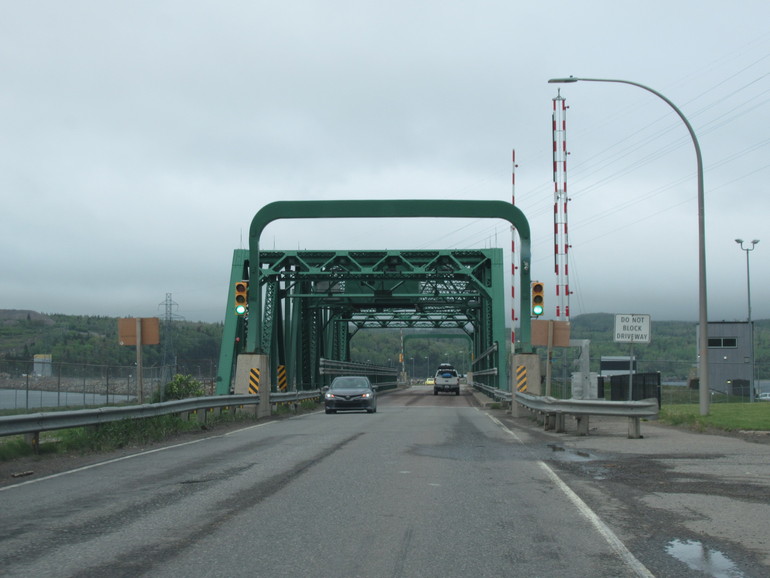 De brug over de Canso Causeway